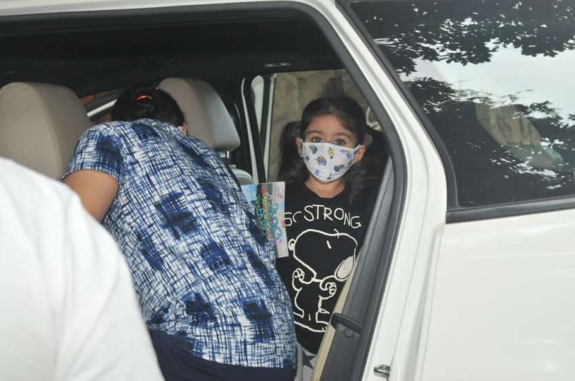 Soha Ali Khan's daughter Inaaya Naumi Kemmu papped getting out of the car. 