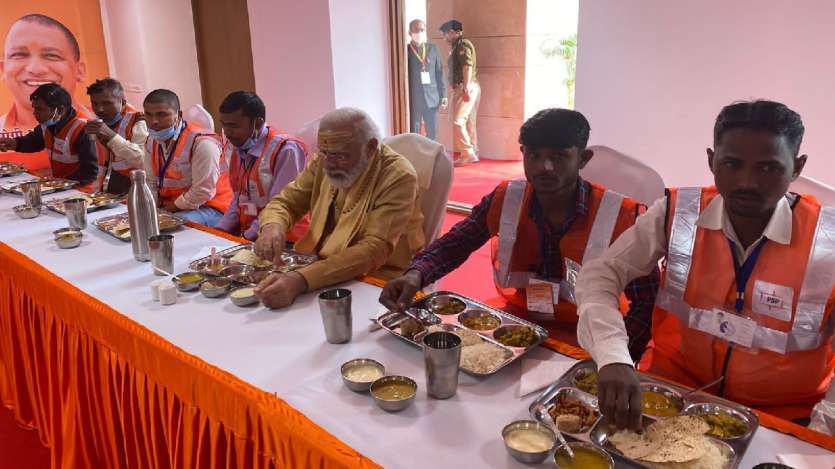 PM Narendra Modi had lunch with the workers involved in the construction work of Kashi Vishwanath Dham Corridor.